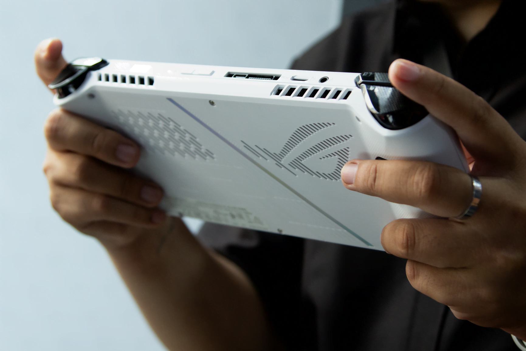 [PR] ASUS ra mắt ROG Ally - Cỗ máy chơi game cầm tay đầu tiên của hãng trang bị vi xử lý AMD Ryzen Z1 Series mới nhất - Image 2